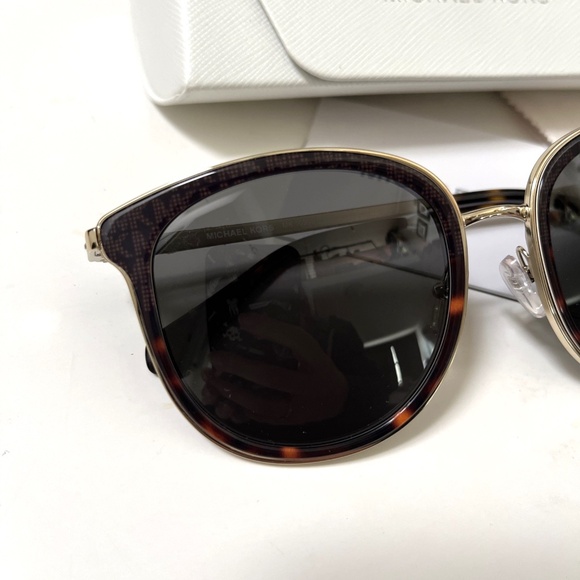 New in Case Original MICHAEL KORS Adrianna Bright Round Sunglasses MK1099B Gold main image 8